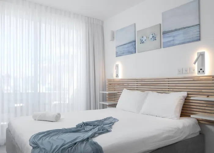 סוויטה עם נוף וצמודה לים במתחם Seaside היוקרתי עם בריכה - By Seaelo