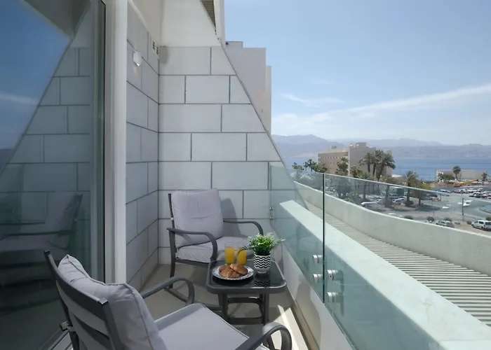 סוויטה עם נוף וצמודה לים במתחם Seaside היוקרתי עם בריכה - By Seaelo